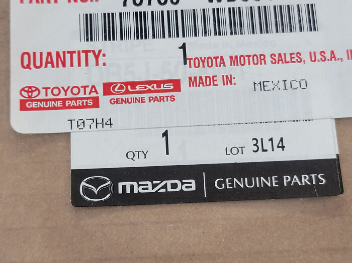Etiquetas de piezas genuinas de Toyota, Lexus y Mazda, foto usada por mecánicos para mostrar autenticidad.