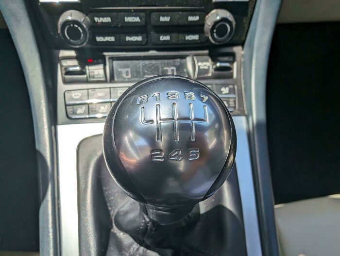 Palanca de cambios manual en coche, detalle del mecánico mostrando el sistema para que otros puedan creer lo que veían.
