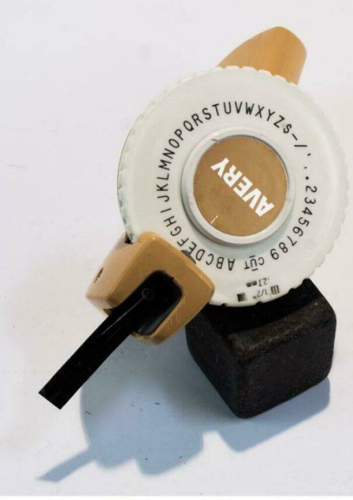 Máquina de etiquetar antigua con rueda de letras y números, objeto que ya no existe y transporta al pasado.