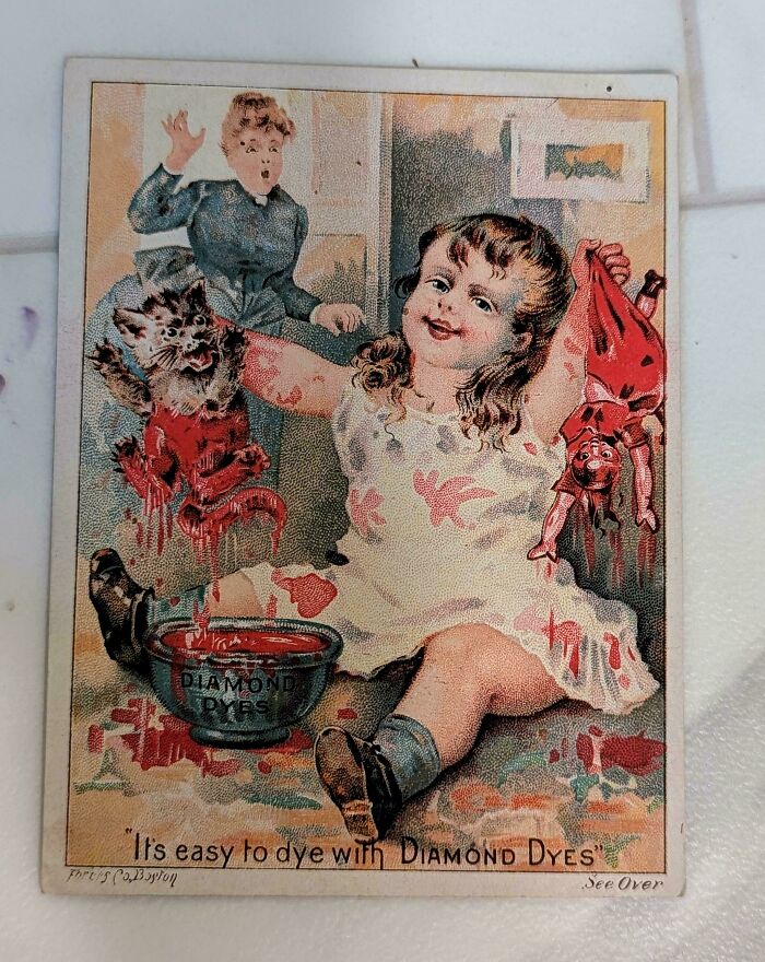 Niña vintage manchada con tinte rojo en manos y vestido, anuncio antiguo que muestra normas culturales cambiantes.