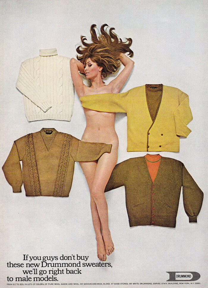 Mujer semidesnuda entre suéteres vintage, ilustrando anuncios vintage e historia de normas culturales cambiantes.