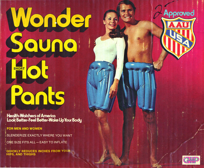 Pareja con pantalones cortos inflables Wonder Sauna, mostrando anuncios vintage y normas culturales cambiantes.