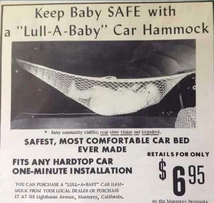 Bebé en una hamaca para auto vintage, ejemplo de anuncios extraños y normas culturales cambiantes.
