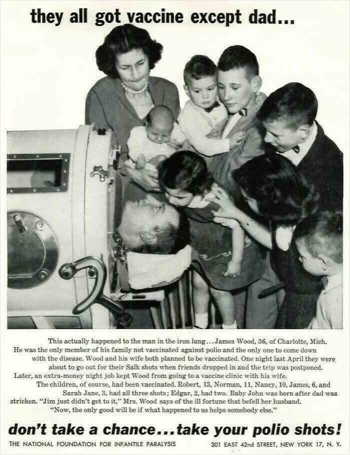 Anuncio vintage de vacuna contra la polio con familia alrededor de hombre en pulmón de acero, mostrando normas culturales cambiantes.