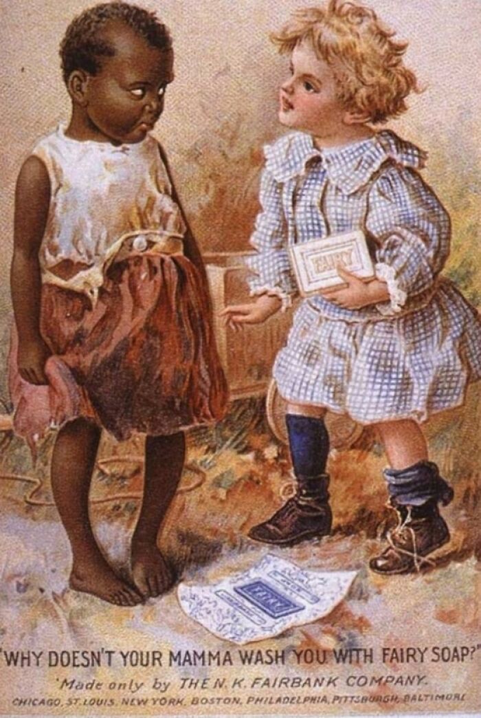 Niños en anuncio vintage mostrando normas culturales cambiantes en publicidad histórica y anuncios antiguos extraños.
