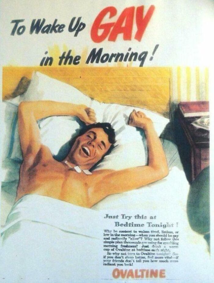 Hombre alegre despertando en cama con anuncio vintage que refleja normas culturales cambiantes en publicidad.