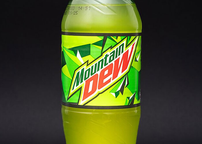 Botella de Mountain Dew con bebida carbonatada, verde brillante, perfecta para pensar en datos inquietantes sobre insomnio.