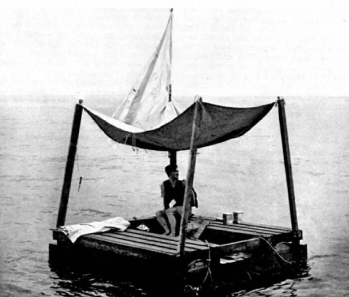 Persona sentada en una balsa artesanal con techo improvisado navegando en el mar, datos curiosos y morbosos.