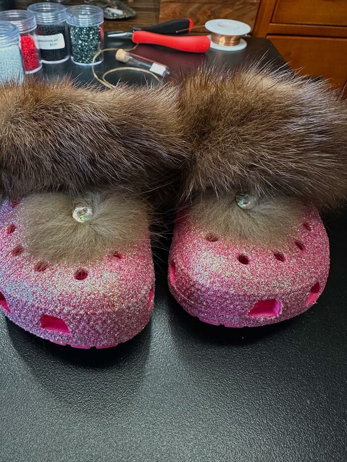 Zuecos rosas con decoraciones de pelo y cuentas, ejemplo divertido de fails DIY que merecen ser mostrados públicamente.