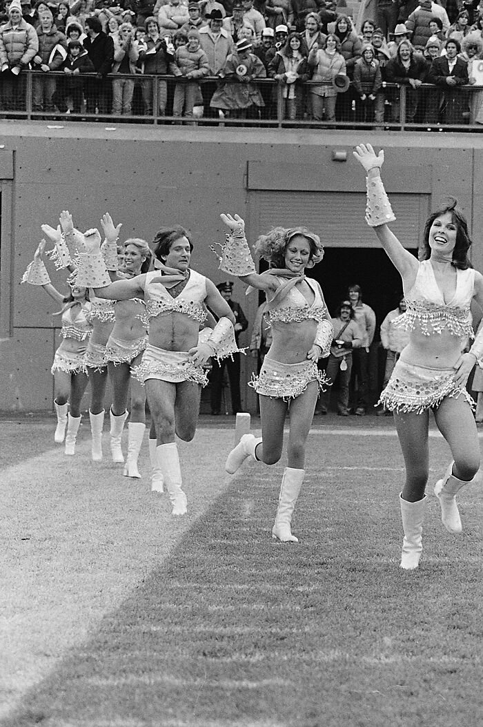 Grupo de animadores ejecutando una coreografía deportiva en un estadio en una imagen antigua y contextos históricos.