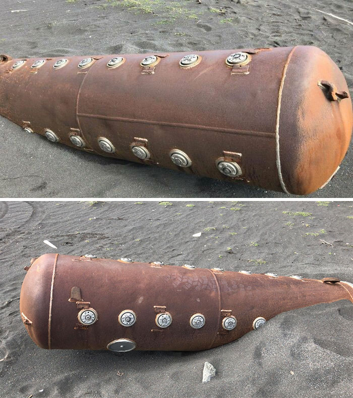 Objeto oxidado encontrado en la playa, uno de los hallazgos más inesperados en la arena negra.