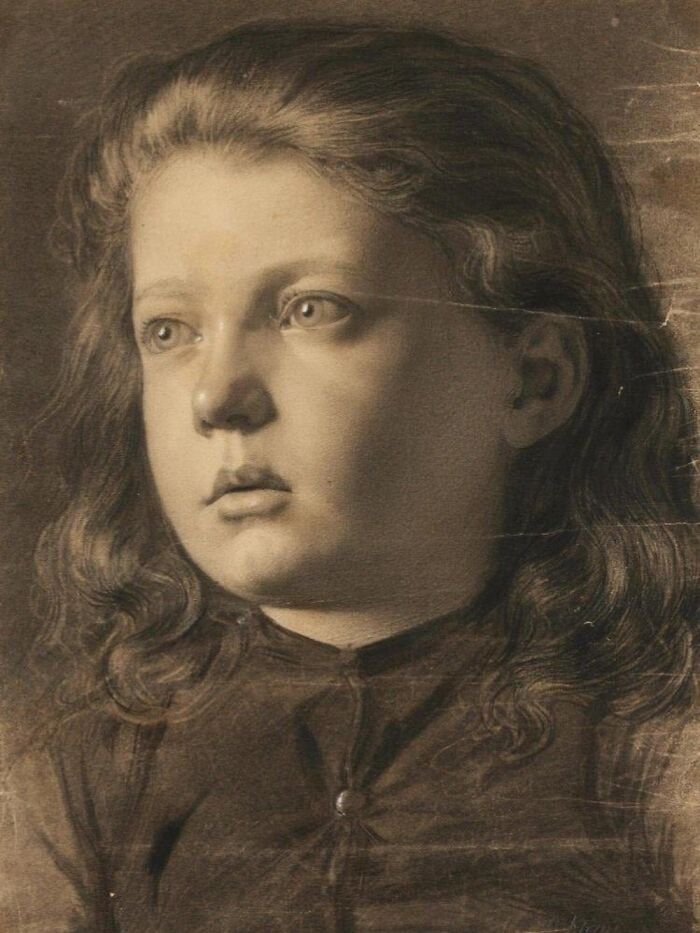 Retrato dulce en sepia de una niña con cabello rizado, reflejando la esencia de fotos antiguas y su contexto histórico.