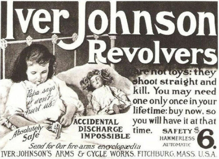 Anuncio vintage inusual sobre revólveres Iver Johnson, reflejando normas culturales cambiantes de la publicidad antigua.