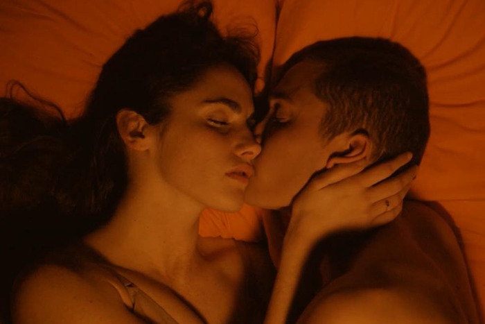 Pareja de actores en escena íntima, enfatizando estrellas de cine que realmente hicieron el amor durante filmaciones.