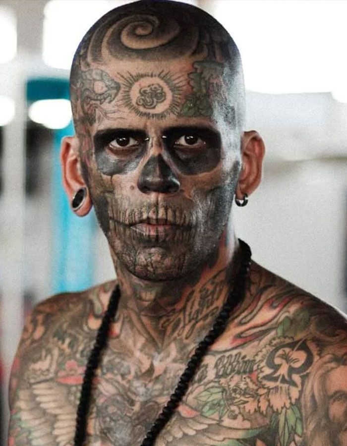 Hombre con 95% del cuerpo tatuado y rostro de calavera mostrando aspecto impactante tras eliminación con láser.