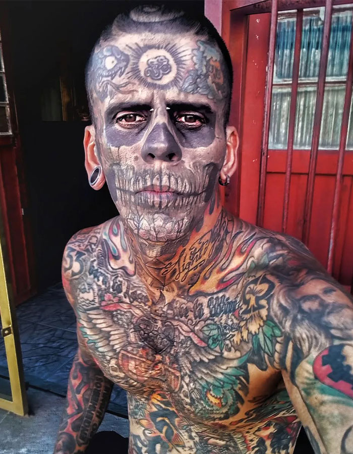 Hombre con el 95% de su cuerpo tatuado mostrando cambio impactante tras eliminación láser de tatuajes.