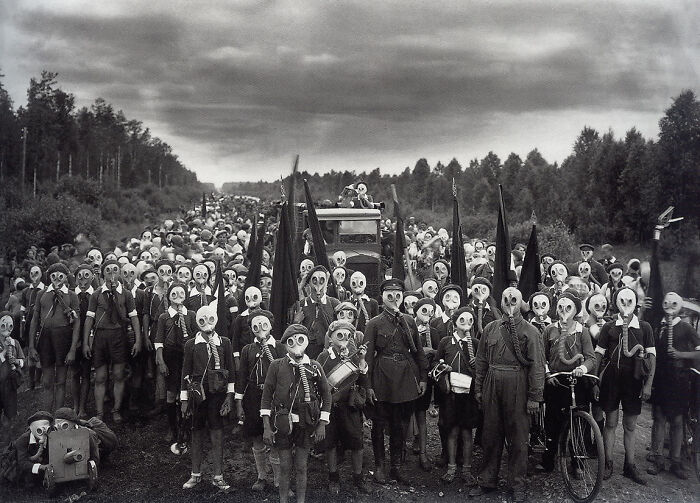 Conocida como "La Defensa de los Pioneros", esta espeluznante imagen histórica fue capturada en 1937 por el fotógrafo ruso Viktor Bulla.