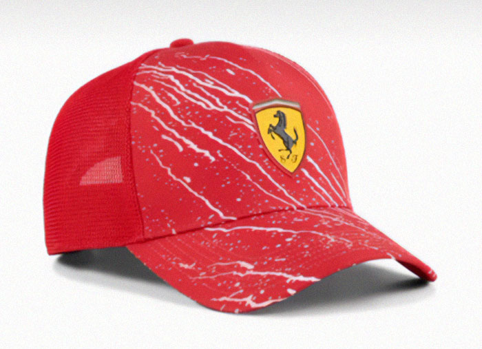 Gorra roja con diseño estampado blanco y logo simil Ferrari, ejemplo de fallos de diseño divertidos y terribles.