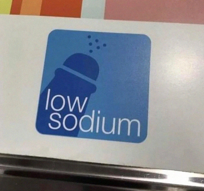 Icono de fallo de diseño con salero azul y texto en inglés low sodium que genera confusión visual.