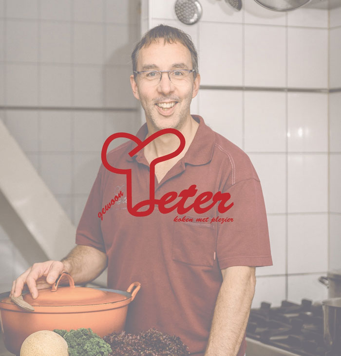Hombre cocinando en cocina con fallos de diseño divertido, mostrando errores de diseño en espacio pequeño y poco práctico