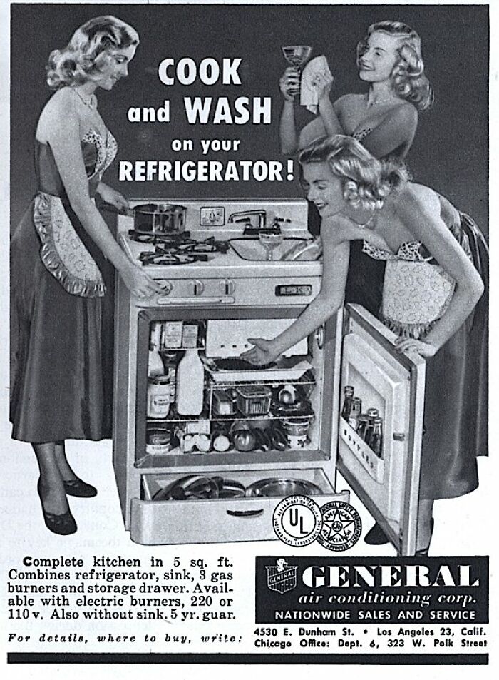 Anuncio vintage mostrando normas culturales cambiantes con mujeres usando electrodomésticos en cocina pequeña.