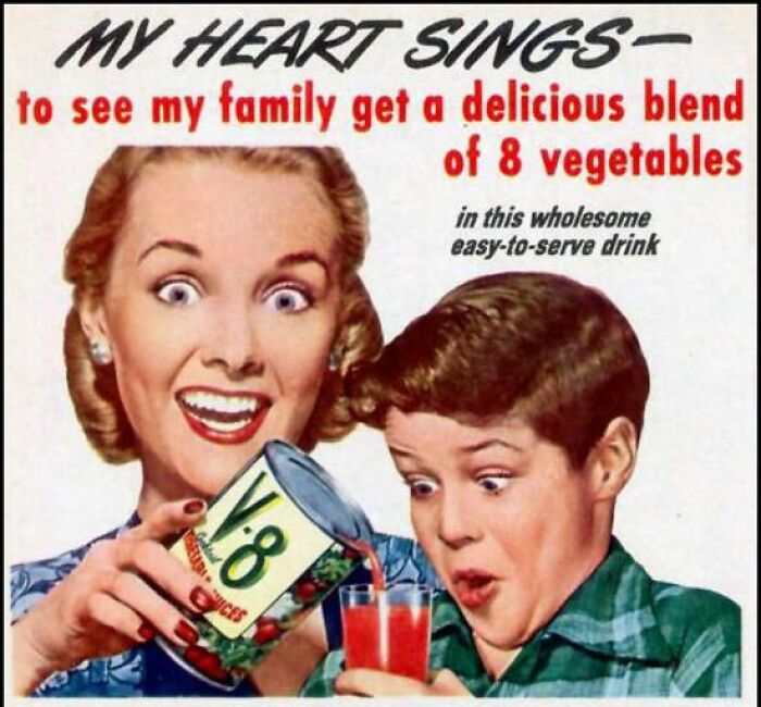 Anuncio vintage con madre y niño disfrutando bebida saludable, reflejando normas culturales cambiantes en publicidad antigua.