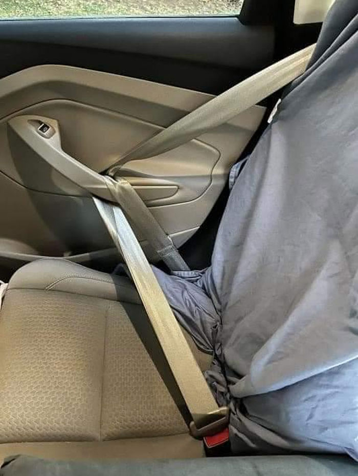 Hack de vida ingenioso que muestra cómo asegurar una prenda al asiento del coche usando el cinturón de seguridad.