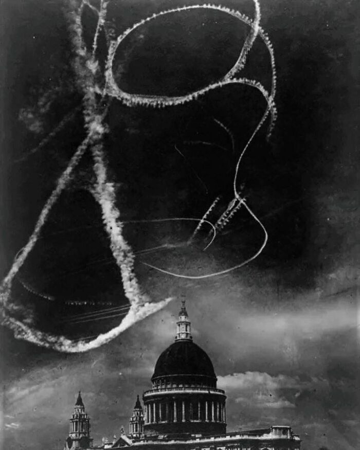 Trazas de aviones de combate formando figuras en el cielo sobre un edificio histórico en un evento histórico poco conocido. Trazas de aviones de combate formando figuras en el cielo sobre un edificio histórico en un evento histórico poco conocido.