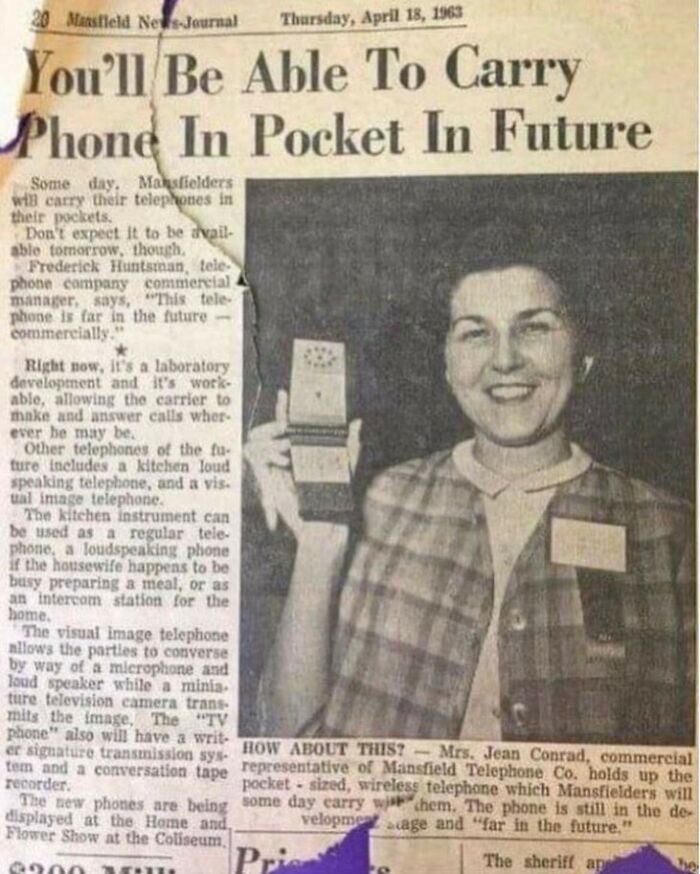 Mujer sosteniendo un teléfono inalámbrico de bolsillo antiguo, ilustrando hechos y eventos históricos poco conocidos. Mujer sosteniendo un teléfono inalámbrico de bolsillo antiguo, ilustrando hechos y eventos históricos poco conocidos.