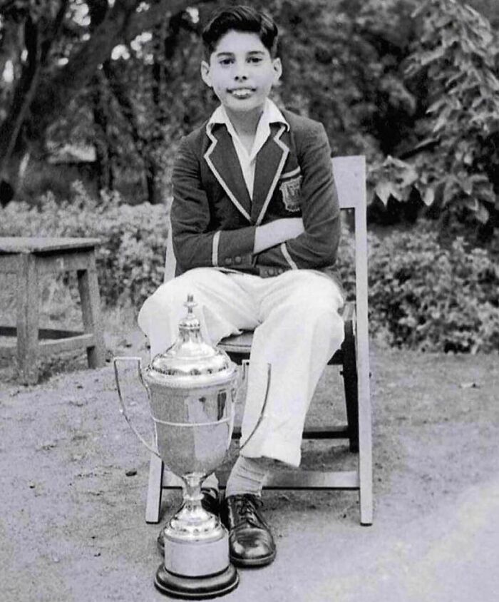 Joven con trofeo antiguo posando al aire libre en fotografía en blanco y negro sobre hechos históricos poco conocidos. Joven con trofeo antiguo posando al aire libre en fotografía en blanco y negro sobre hechos históricos poco conocidos.