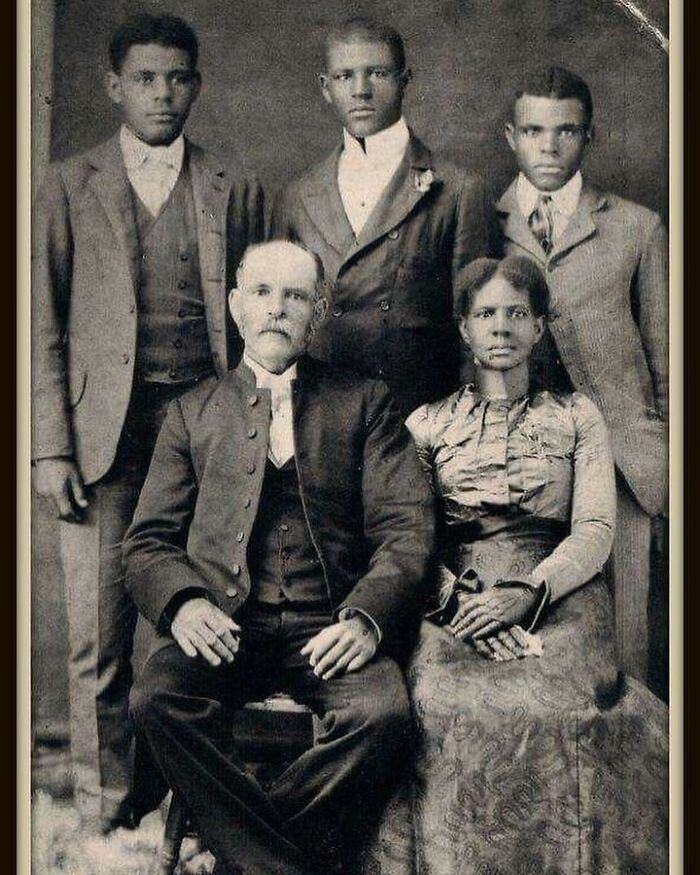 Retrato antiguo en blanco y negro de un grupo familiar, ilustrando hechos históricos poco mencionados y su contexto social. Retrato antiguo en blanco y negro de un grupo familiar, ilustrando hechos históricos poco mencionados y su contexto social.