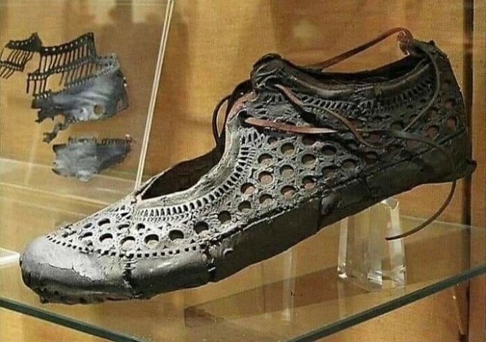 Zapato antiguo con diseño perforado en exhibición, representando hechos y eventos históricos poco conocidos. Zapato antiguo con diseño perforado en exhibición, representando hechos y eventos históricos poco conocidos.
