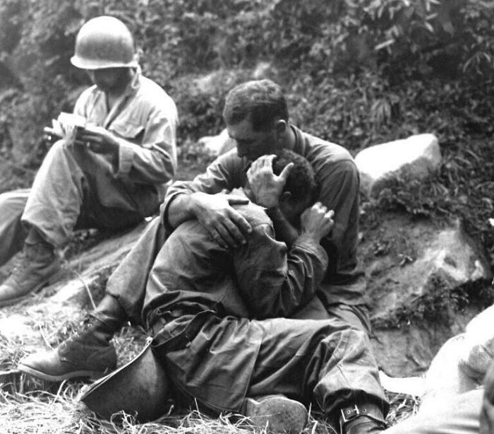 Soldados en descanso durante un evento histórico poco conocido, mostrando emociones y camaradería en batalla. Soldados en descanso durante un evento histórico poco conocido, mostrando emociones y camaradería en batalla.