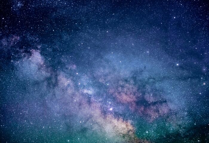 Vista del cielo estrellado con galaxias visibles, símbolo de los datos inquietantes que lamentan haber aprendido personas.