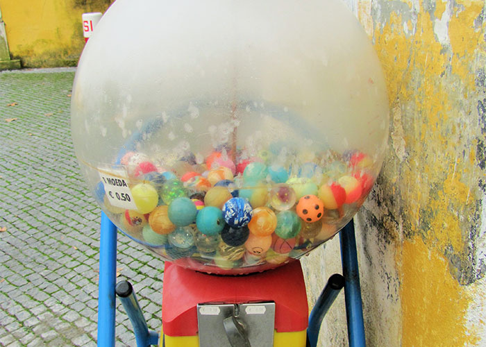 Máquina expendedora de bolas de colores usada para ilustrar vacíos legales explotados antes de ser descubiertos.