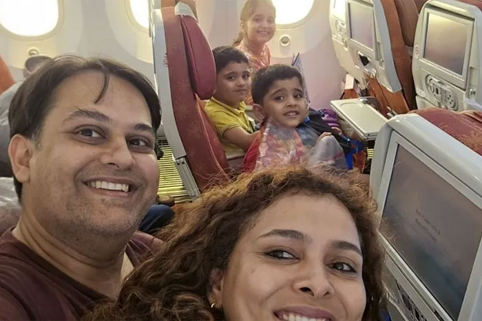 Familia sonriente en avión segundos antes de un desastre, una de las fotos impactantes que te harán encogerte.