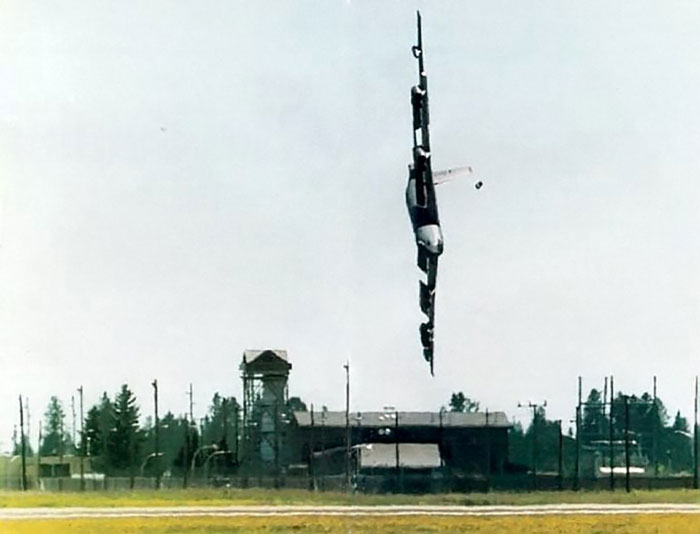 Avión en caída vertical segundos antes de un desastre capturado en una foto impactante y sorprendente.