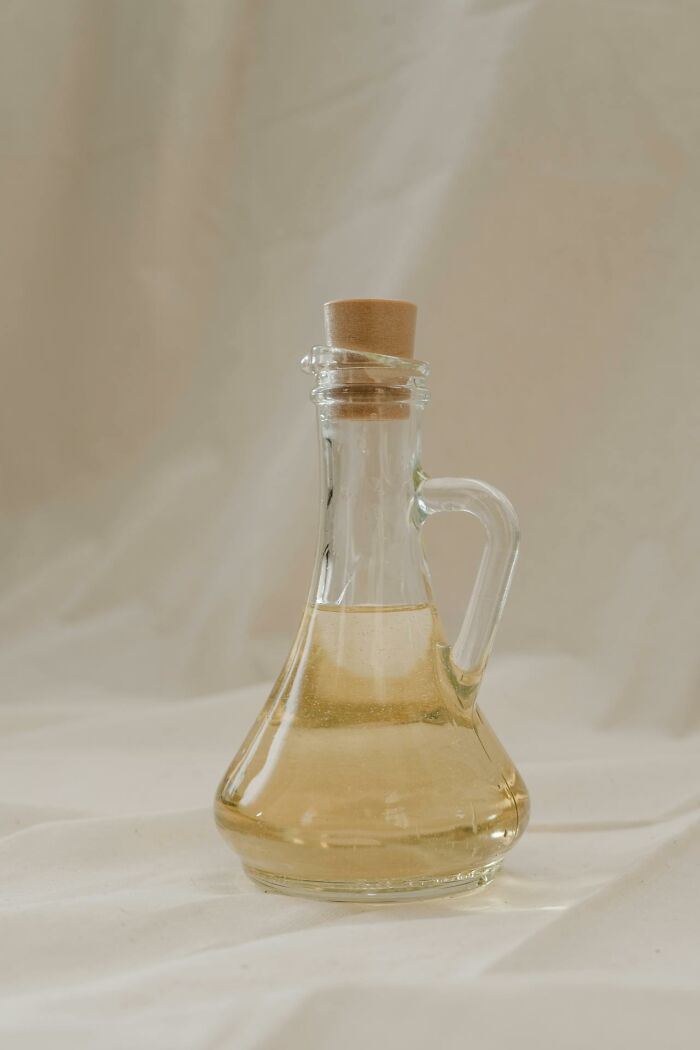 Botella de vidrio con líquido claro, simbólica para padres cotillas que descubren secretos de sus hijos adolescentes.