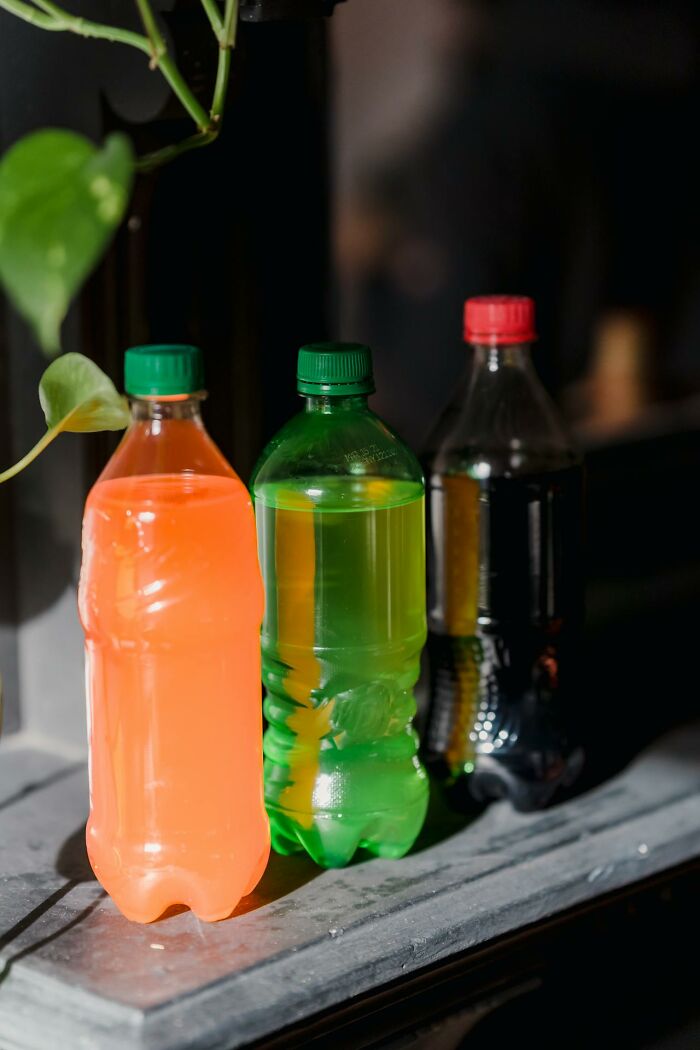 Botellas con líquidos de colores, ilustrando padres cotillas que descubren secretos adolescentes inesperados.