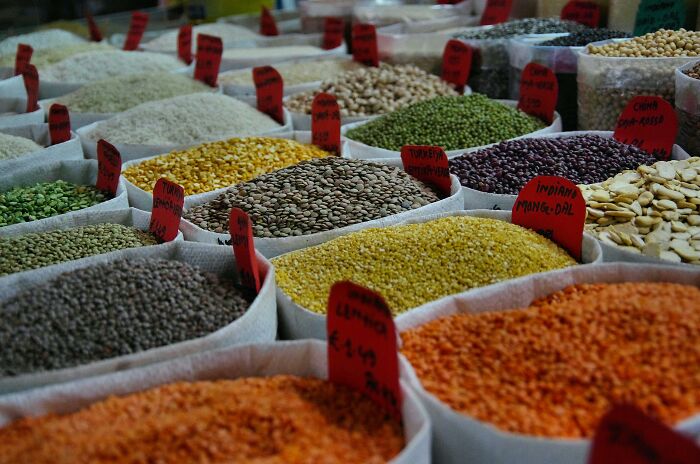 Variedad de legumbres en mercado al aire libre mostrando datos inquietantes que las personas lamentan haber aprendido.