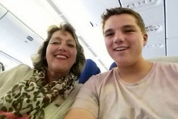 Pareja sonriente en un avión segundos antes de un desastre capturado en una foto impactante y única