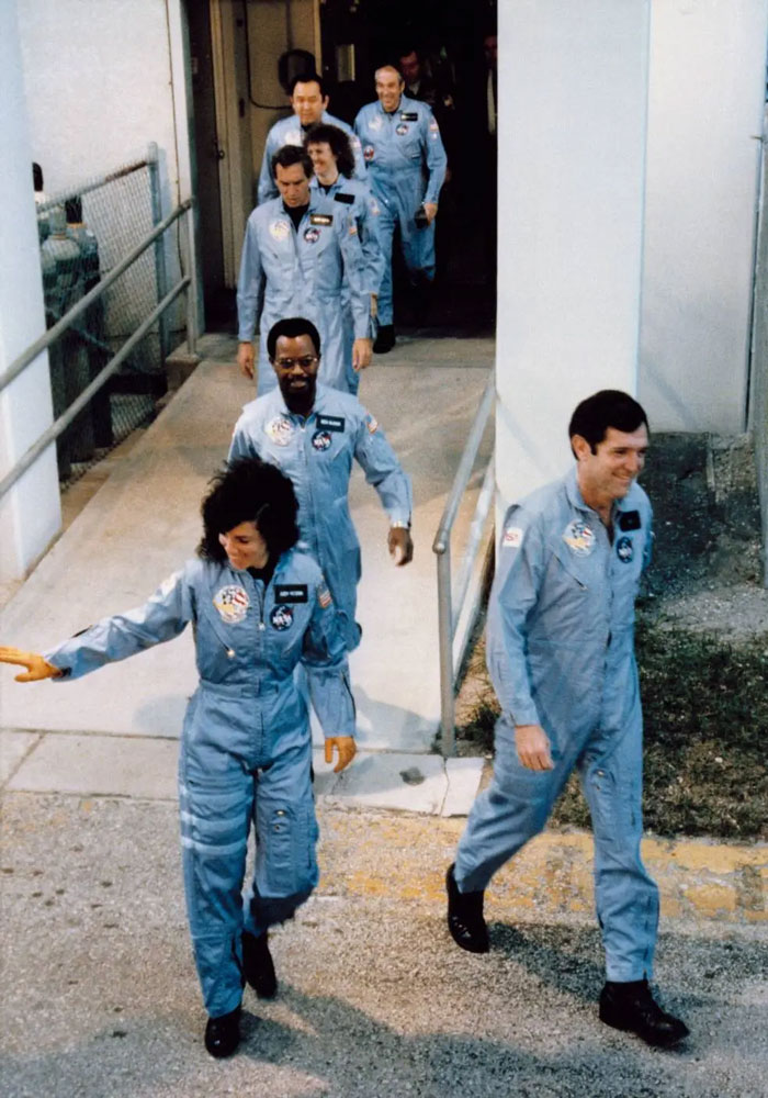 Astronautas caminando segundos antes de un desastre, foto tomada en un momento clave de tensión y peligro inminente.