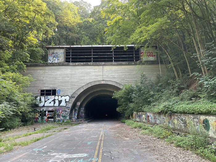 Carretera de peaje abandonada en Pensilvania, de 13 millas de largo