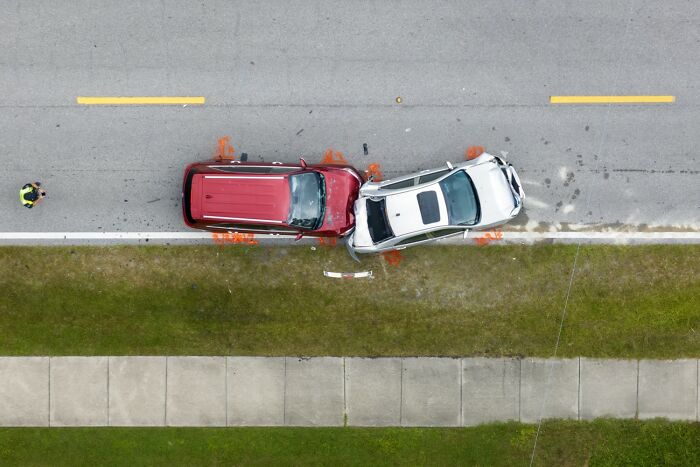 Impactante choque lateral entre dos vehículos en carretera, investigado por detectives privados especializados en casos complejos.