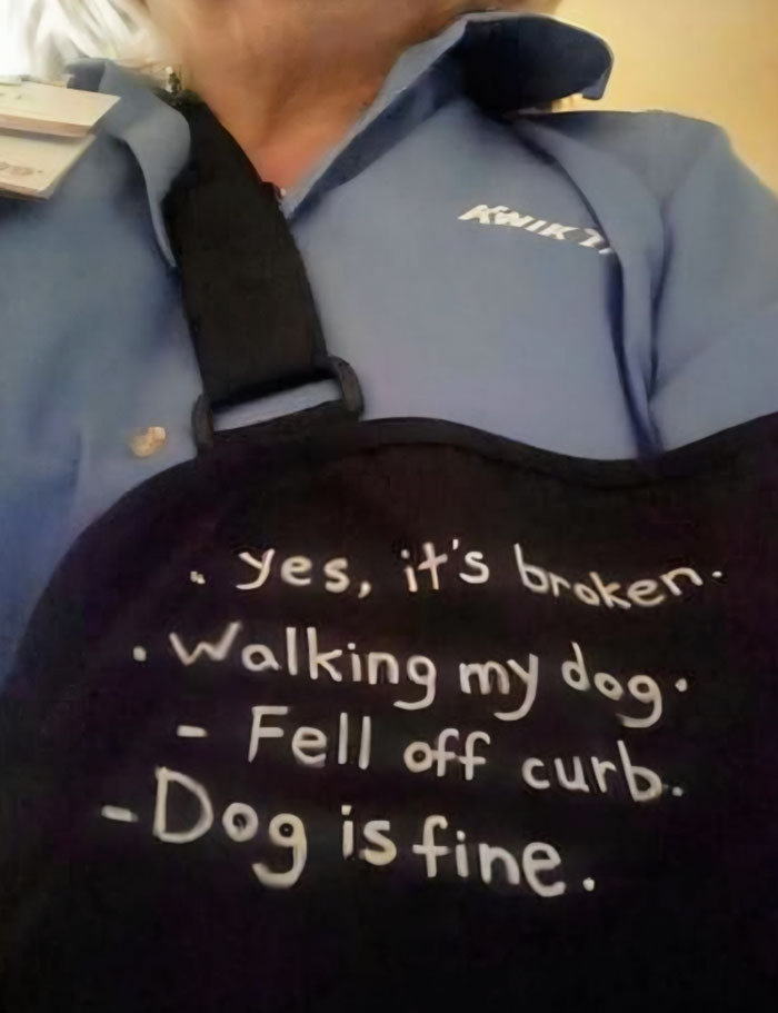 Persona con cabestrillo negro que muestra humor ingenioso en camisa azul durante una situación casual de humor wit