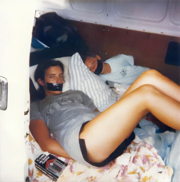 Dos personas con labios sellados en una imagen real inexplicada que sigue siendo un misterio sin resolver.