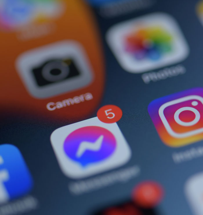 Iconos de aplicaciones de teléfono móvil con notificaciones resaltando cómo los teléfonos ayudan a descubrir verdades ocultas. Iconos de aplicaciones de teléfono móvil con notificaciones resaltando cómo los teléfonos ayudan a descubrir verdades ocultas.