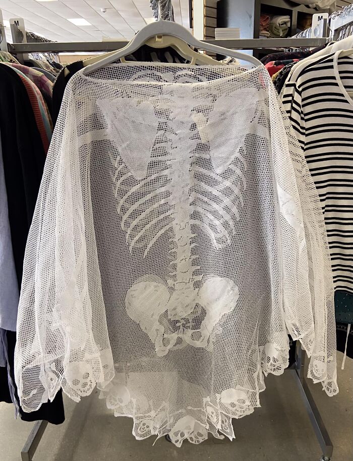 Prenda de encaje blanco con diseño de esqueleto, encontrada online entre objetos extraños irresistibles de inversión.