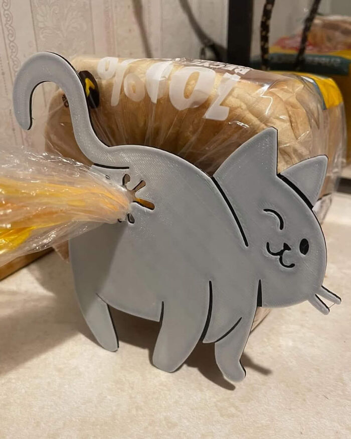 Sujeta bolsas de pan con diseño de gato divertido encontrado en línea, una inversión ridículamente atractiva y original.