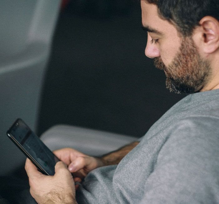 Hombre con barba usando teléfono móvil, ilustrando cómo los teléfonos ayudan a descubrir verdades ocultas. Hombre con barba usando teléfono móvil, ilustrando cómo los teléfonos ayudan a descubrir verdades ocultas.